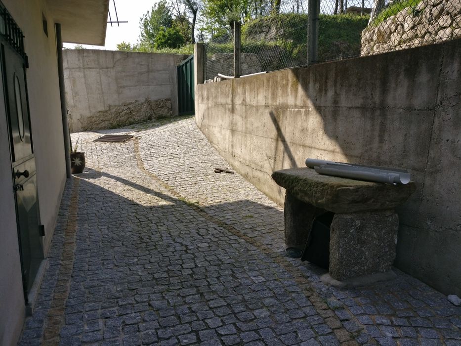 Casa, campos, tanque e anexo