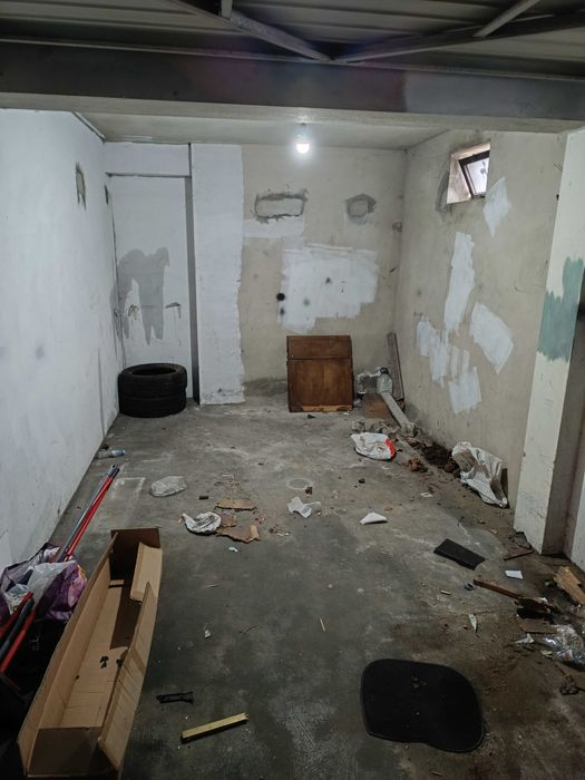 Recolha, transporte e limpeza e  de garagens ou arrecadações