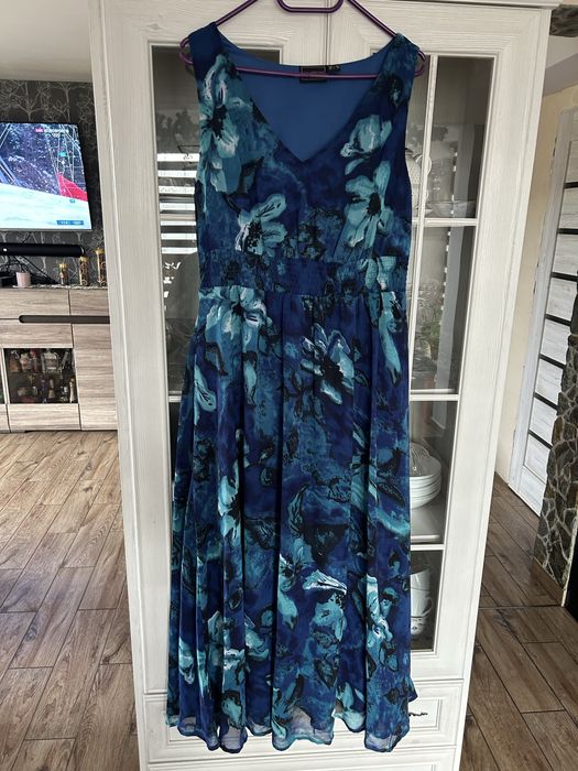 Długa sukienka maxi w kwiaty na ramiączkach