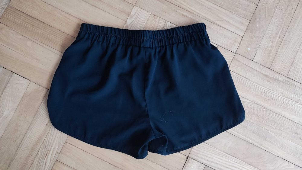 Czarne luźne spodenki