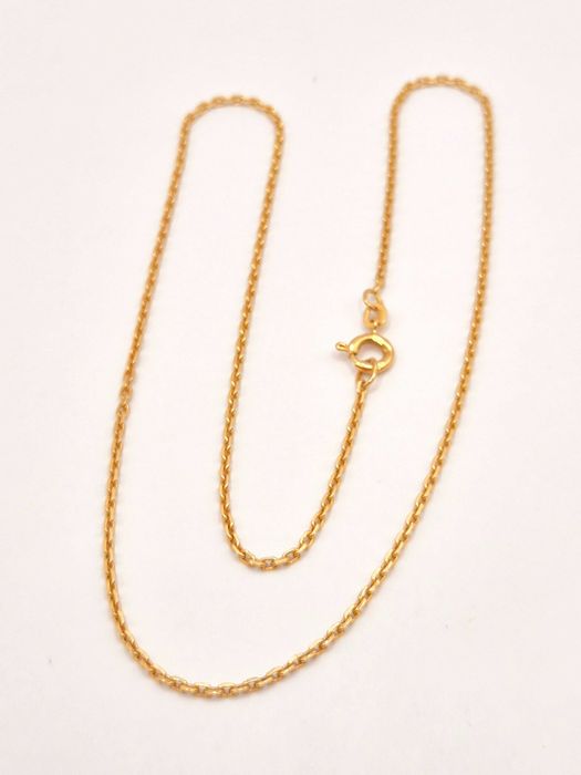 Łańcuszek wykonany ze złota próby 585 (14K).