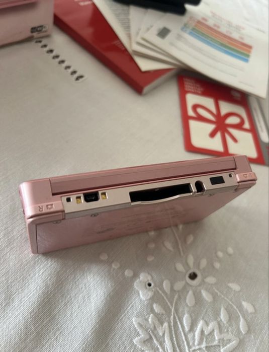 Consola Nintendo 3DS Coral Pink Desbloqueada (Full Box) + Cartão SD Extra com Desbloqueio