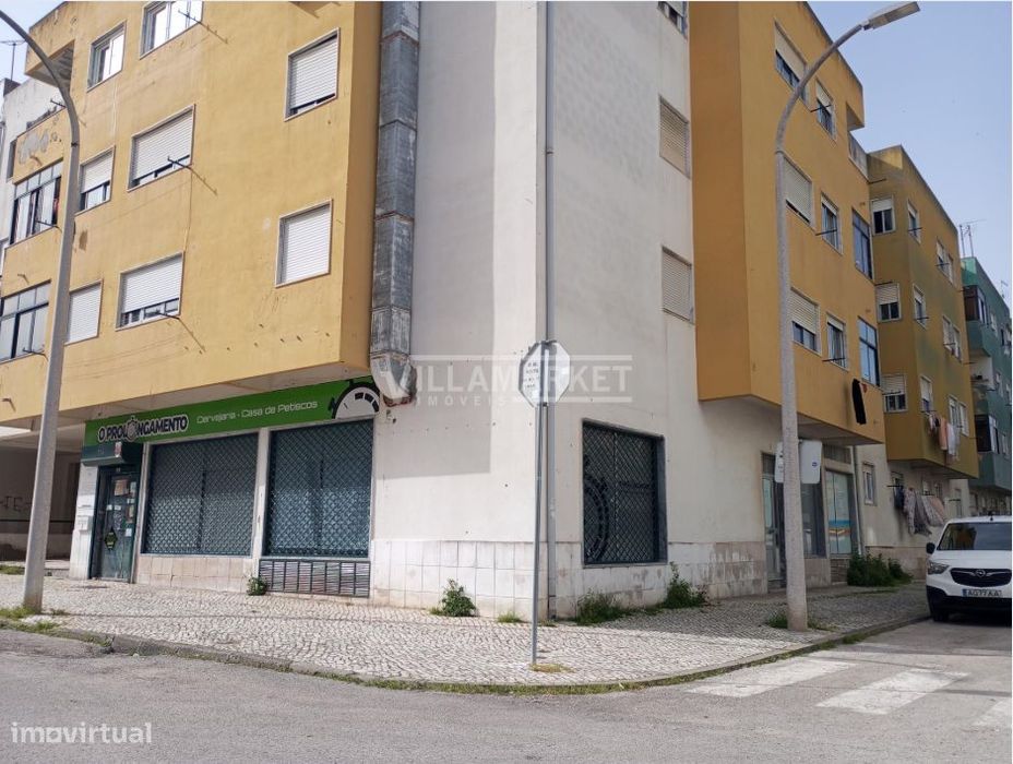 Loja da banca com 69 m2 + 1 arrecadação com 88 m2 situada na Baixa da