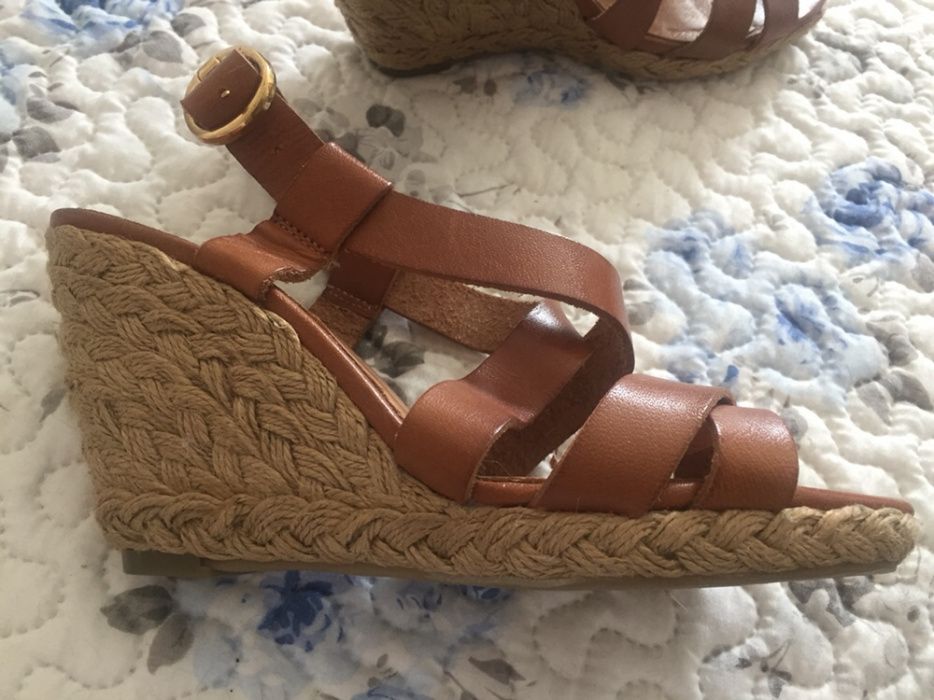 Sandálias de cunha em pele, tam. 37, novas