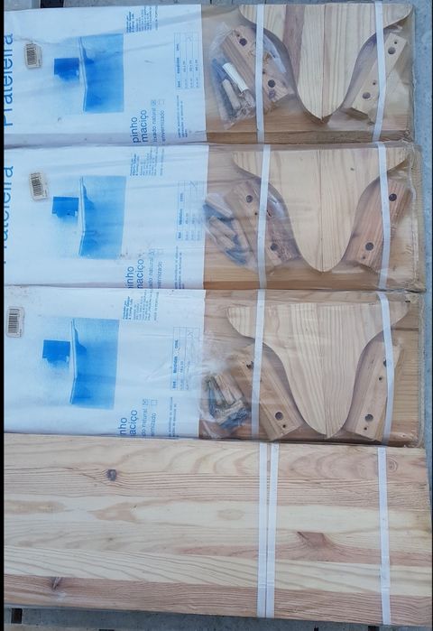 Prateleiras em pinho maciço natural com suportes laterais e parafusos