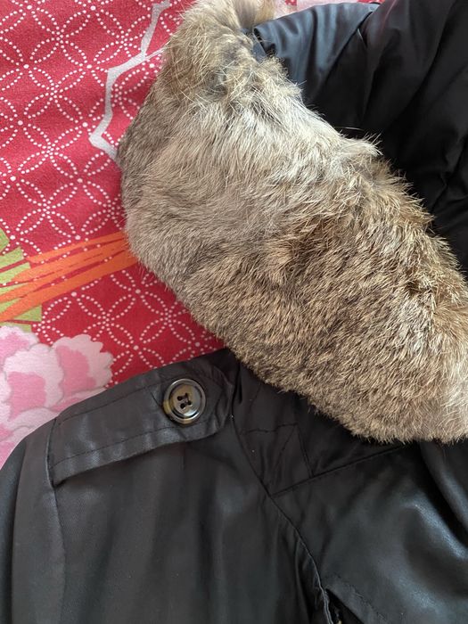 Parka preta impermeável com capuz