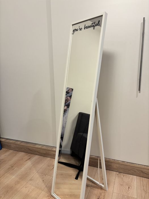 Lustro stojące w białej ramie