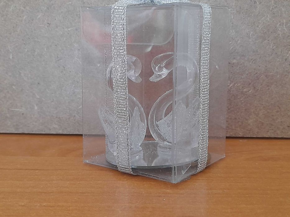 подарок- два лебедя (пластик)