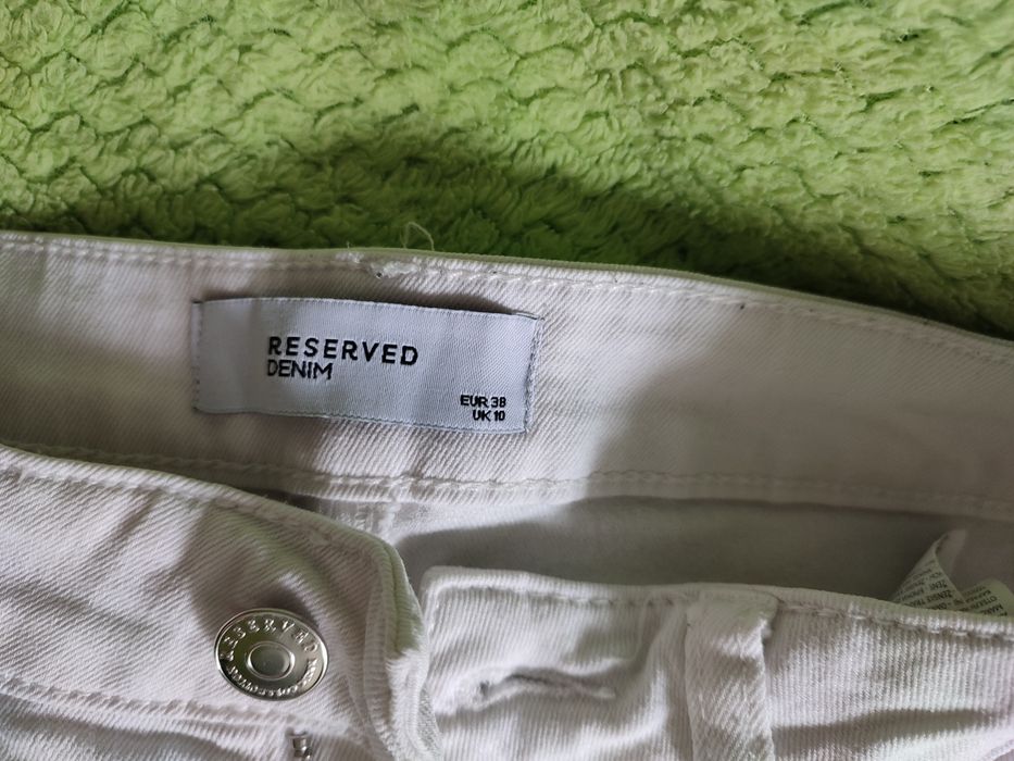 Spodnie w kolorze białym Reserved