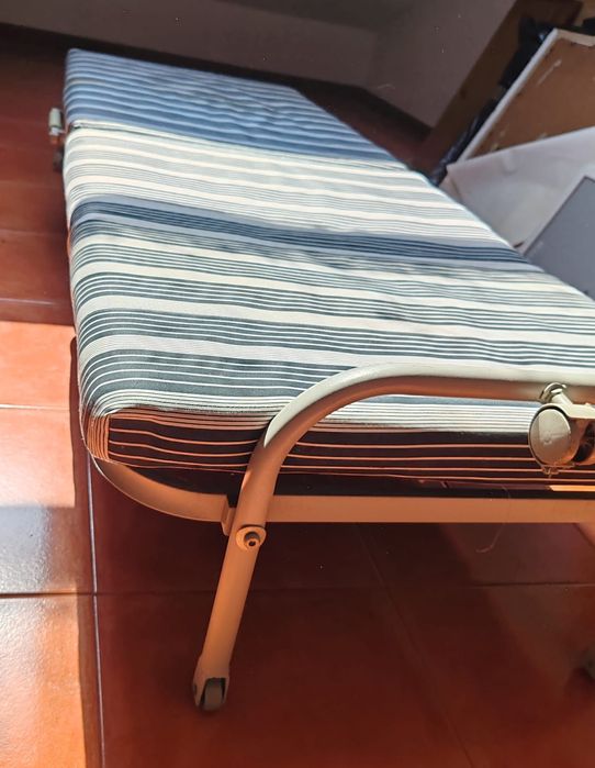 Divã dobrável solteiro, e rodas