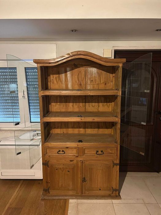 Armário de madeira