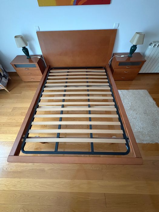 Cama de madeira + Colchão + 2 Mesas de Cabeceira