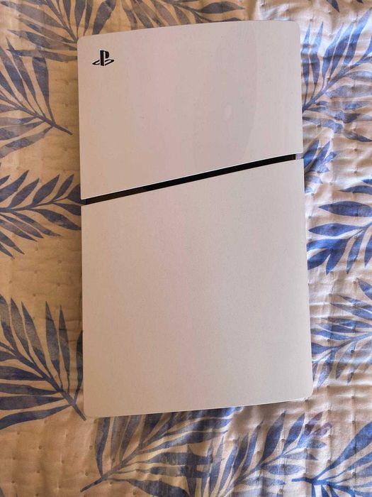 PS5 digital com 2 comandos com caixa e cabos e garantia de 2 anos.