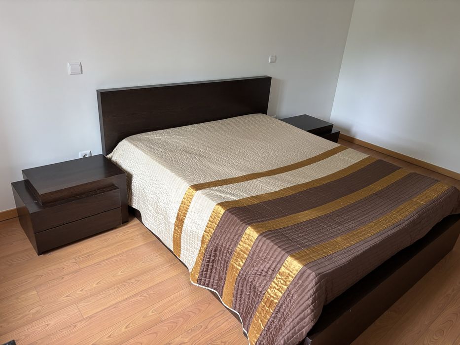 Quarto cama e mesas cabeceira