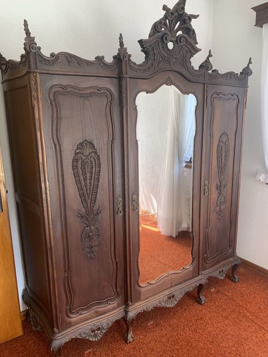 Guarda-fatos antigo em madeira maciça – peça elegante e única