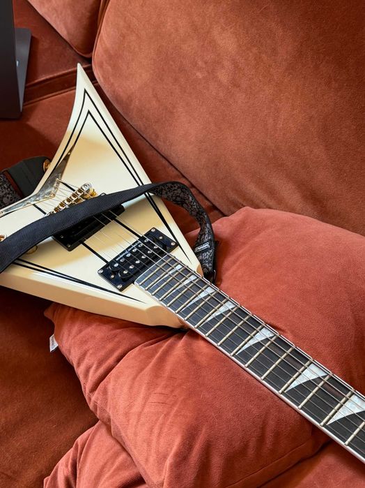 Jackson Pro Series Rhoads RRT-3 White (Ivory with Black Pinstripes) Ibanez ESP
