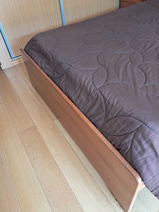 Cama casal com comoda e espelho