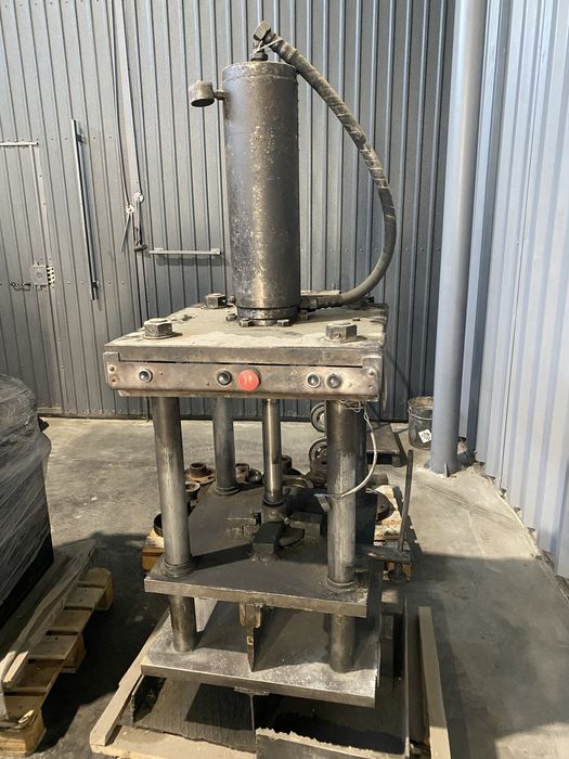 Прес гідравлічний разом з маслостанцією