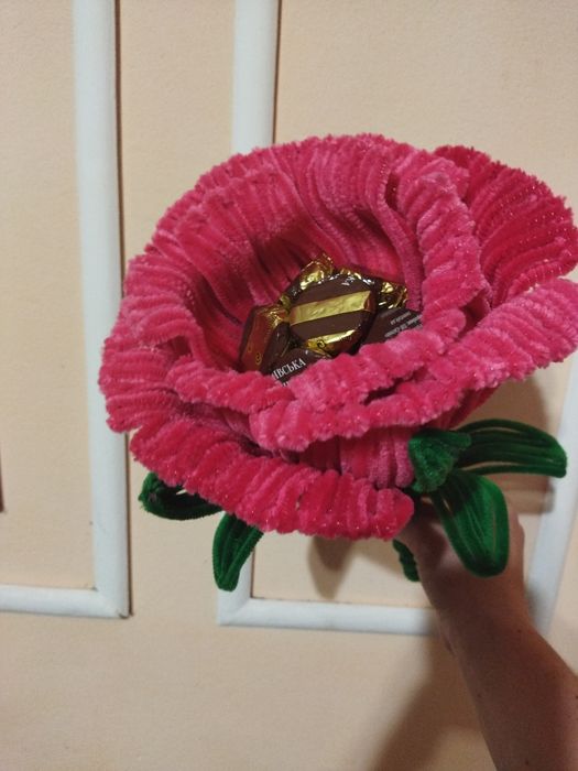 Троянда з синильного дроту з цукерками.