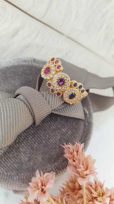 Piękny złoty pierścionek z kolorowymi kamieniami