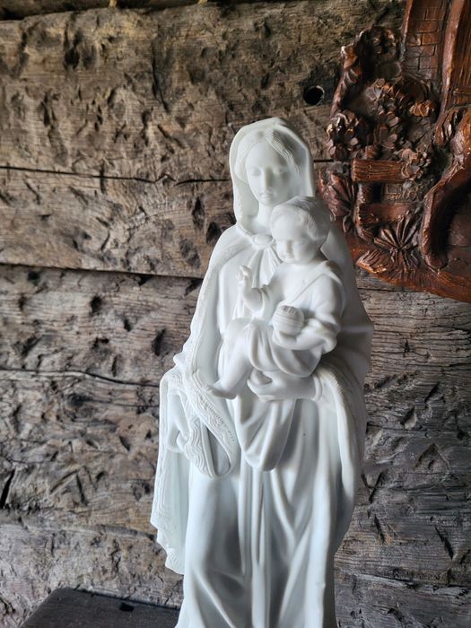 Piękna biskwitowa Maryja z dzieciątkiem Jezus  Matka Boska
