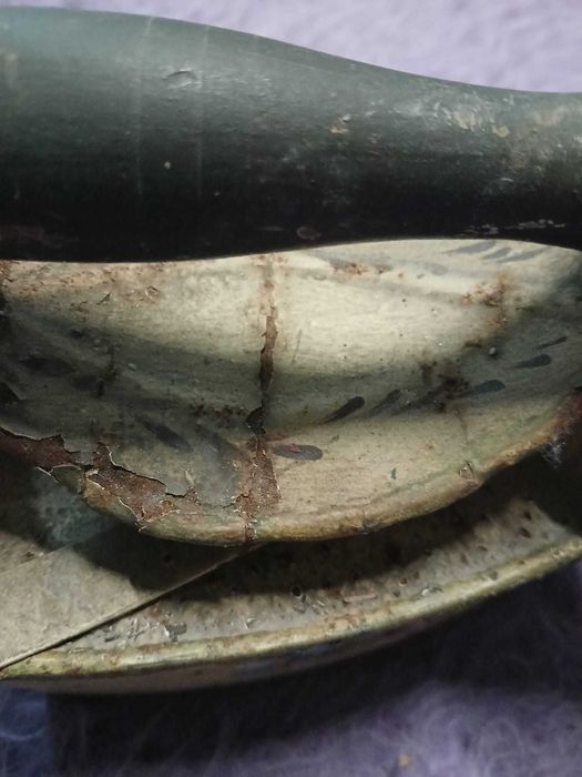 Ferro a carvão antigo