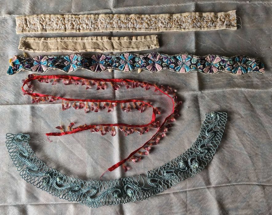 Lote de aplicações antigas para vestuário