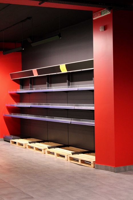 Торгові стелажі. Полки в магазин. Торгове обладнання. Вітрини. Гачки