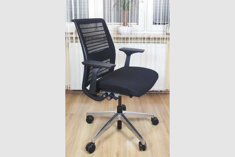 Fotel biurowy obrotowy / krzesło ergonomiczne Steelcase Think V2