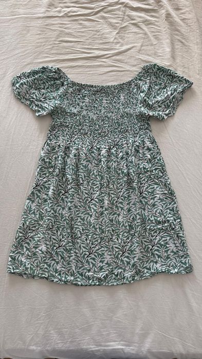 Vestido com estampa de folhas