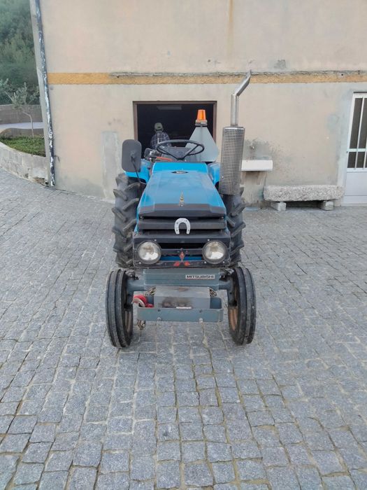 Trator Mitsubishi sem matrícula com alfaias