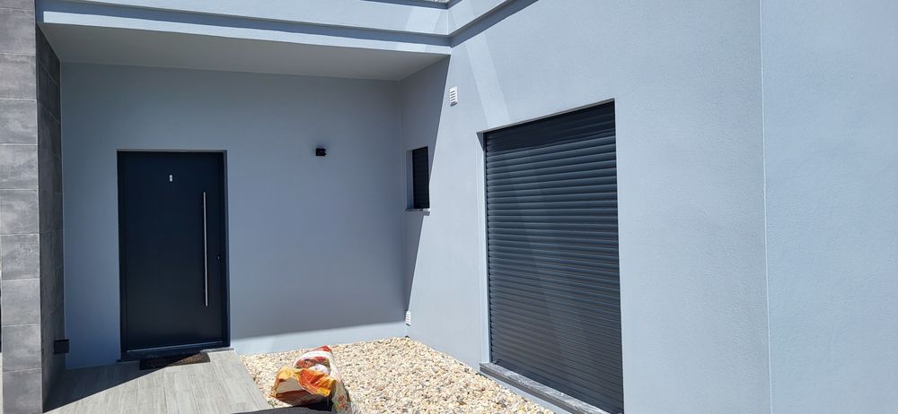 Faco pinturas interiores e exteriores.