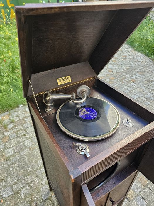 Gramofon szafkowy przedwojenny 1925 -1935 plus 40 płyt