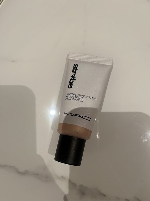 Mac Strobe dewy skin tint