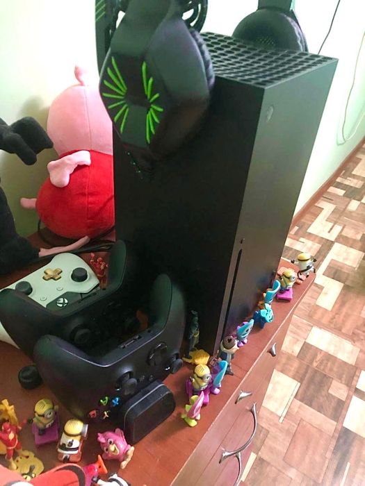 Продам Xbox Series X+ наушники + 2 джойстика с зарядной станцией+ игры ...