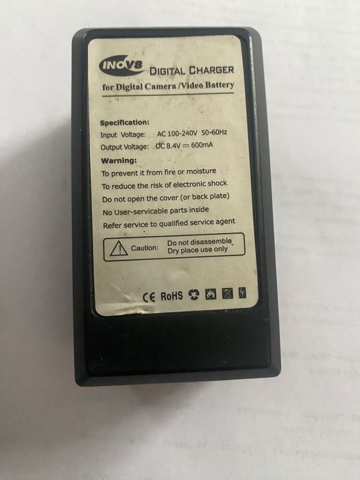 Зарядний пристрій для відеокамери.