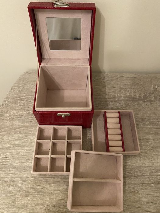 Szkatułka na biżuterię, czerwona
