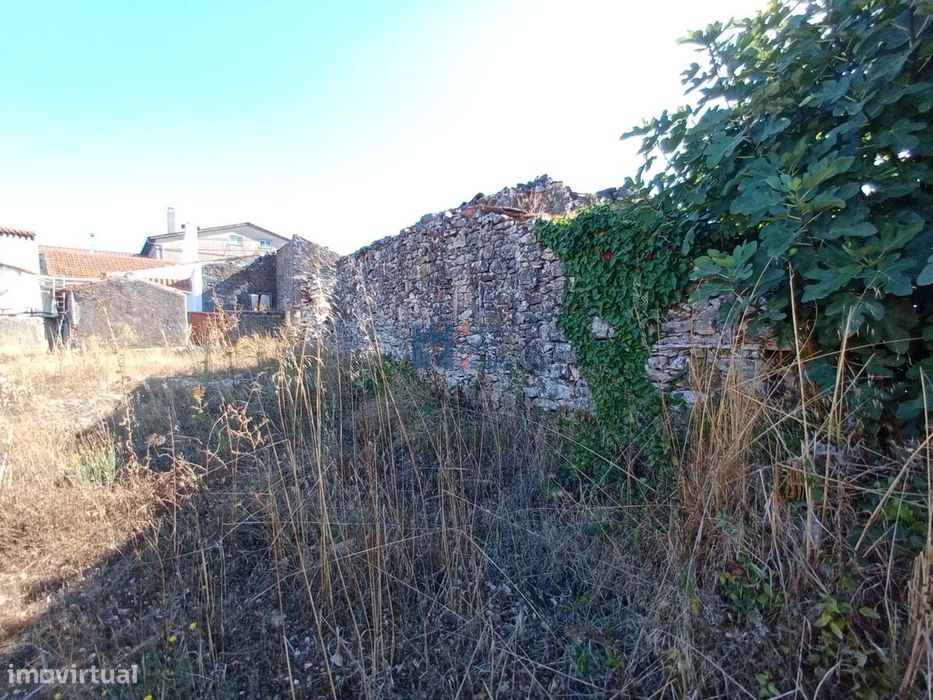 Moradia em ruina com terreno em Maxieira