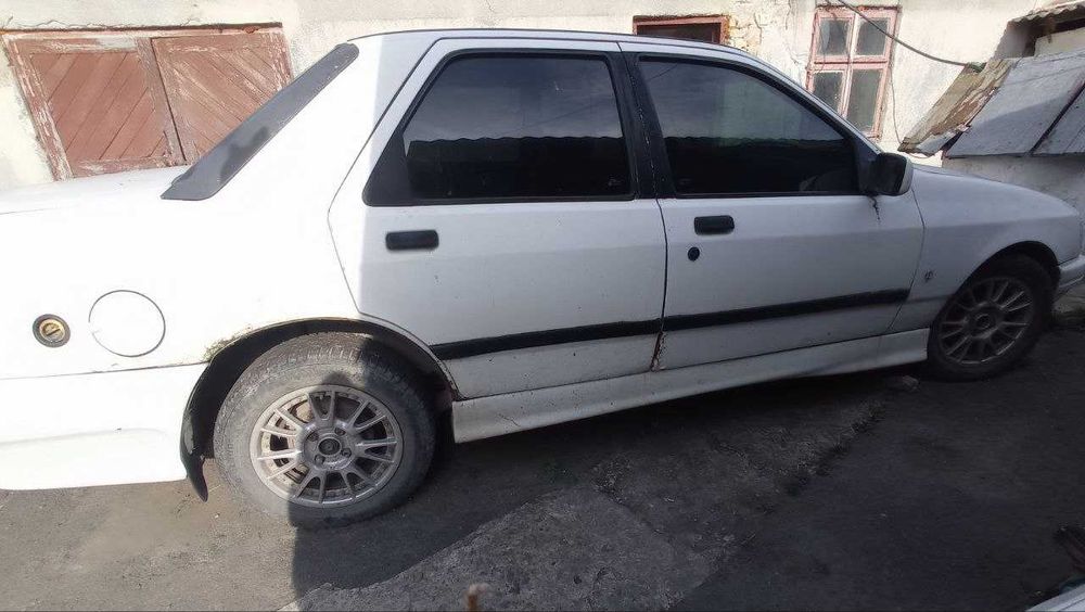 Машина Ford Sierra