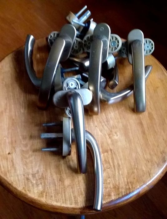 Ручки віконні металеві .