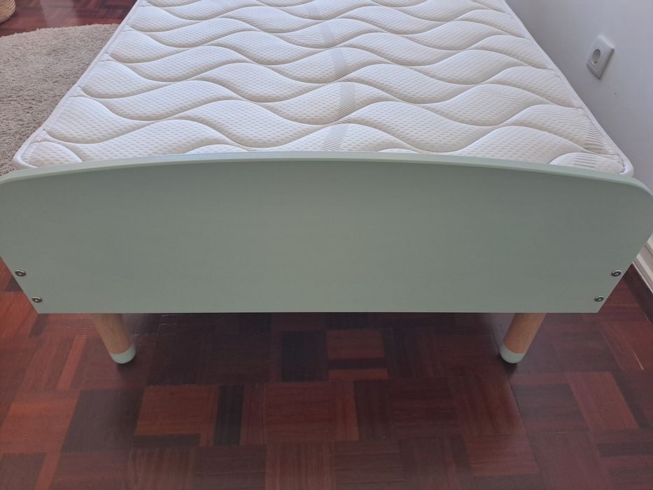 Cama de criança e colchão