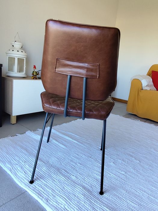 Cadeira em pele decorativa