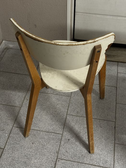 Conjunto mesa e cadeiras + cadeira de escritório.