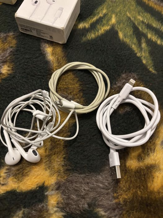 IPhones e 2 cabos de carregamento entrada Cabo Lightning para USB-C.