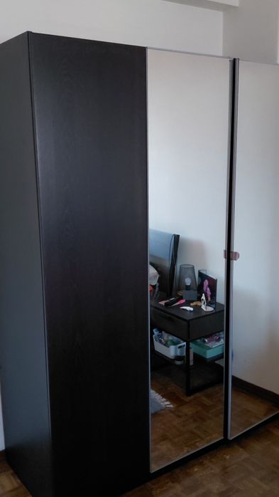 Roupeiro com três portas, uma em espelho e gavetas para maior arrumação.