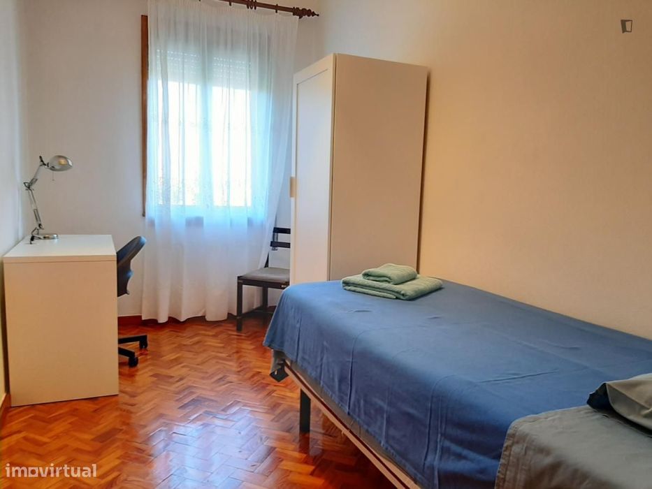 Quarto - localizado em Lordelo do Ouro Porto