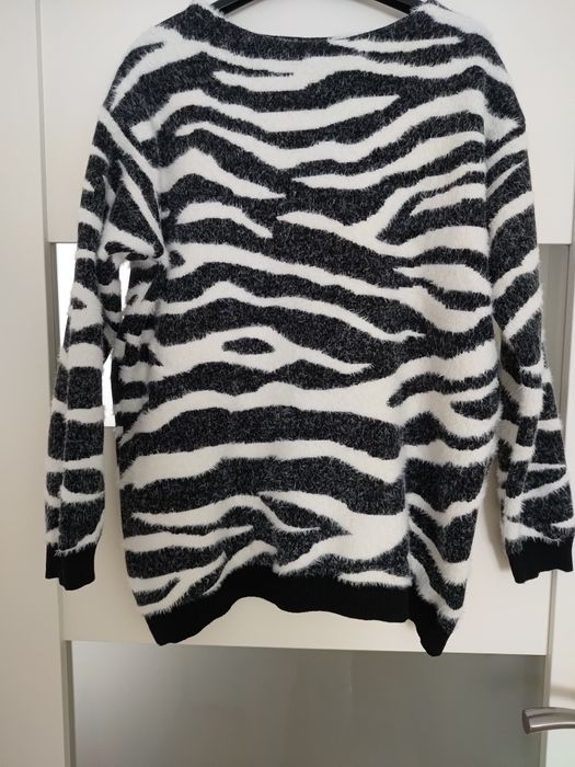 Ciepły damski sweter biało czarny