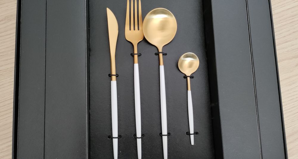 Komplet zestaw sztućców biało złote matowe nowoczesne 16 sztuk prezent