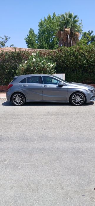 Jantes originais Mercedes-Benz AMG, de multiraios, pintadas em cinzento-antracite, com o símbolo Mercedes no centro.