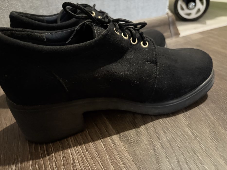 Замшеві туфлі на шнурівці